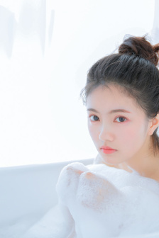 老扒抱着陈红走进卧室导演